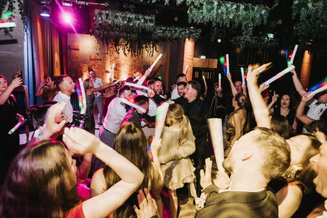 Gosti s LED štapovima na plesnom podiju - party dio večeri uz DJ Boboya