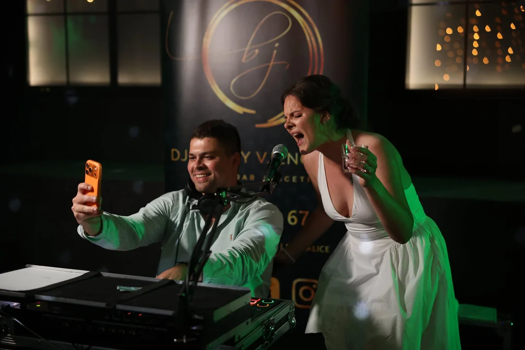 Gošća pjeva u mikrofon za DJ pultom - live vokal uz DJ Boboya