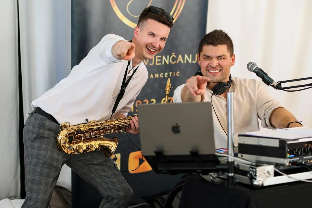 DJ Boboy za DJ pultom i saksofonist uz njega - DJ i saksofon za svadbe i vjenčanja